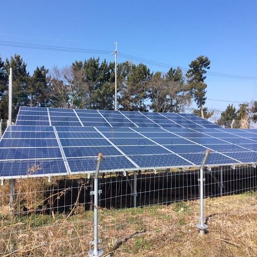 Painéis de cerca de energia solar