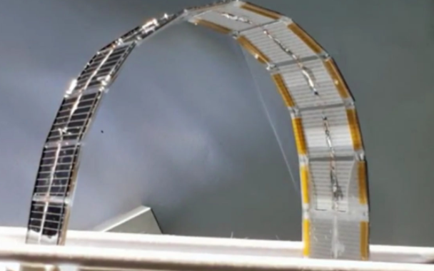 Matriz fotovoltaica tesvendada de rastreamento solar para uso em áreas restri...