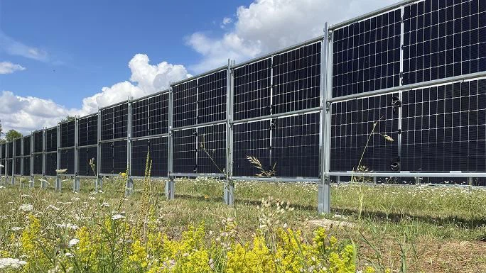 Montagem vertical de painéis solares bifaciais